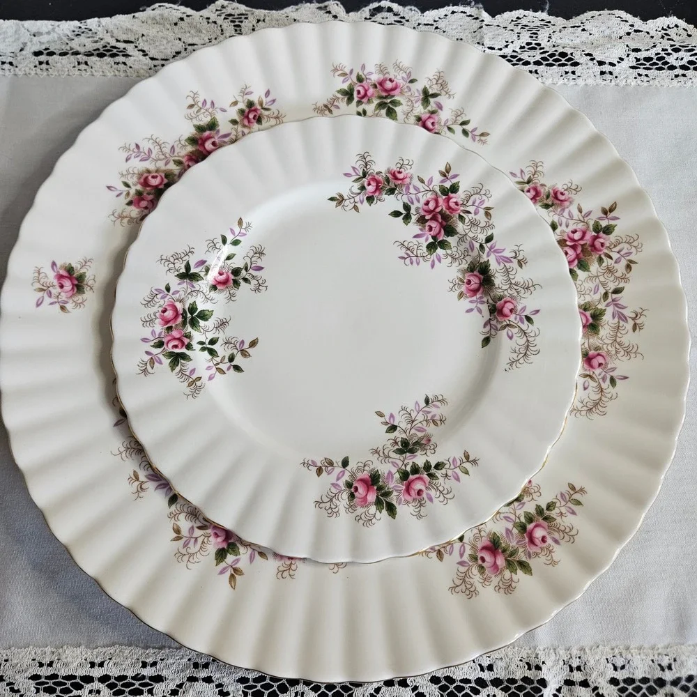Royal Albert Bone China Lavender Rose Pattern 2-piece Set Dinner Salad Plates